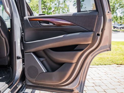 Used 2018 Cadillac Escalade Luxury AWD/4WD image 38