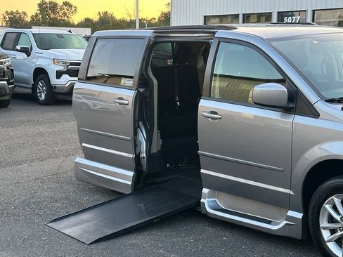 Used 2014 Dodge Grand Caravan SXT FWD image 23