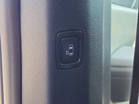 Used 2023 Kia Carnival LX FWD image 14