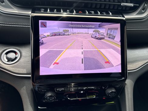 Used 2025 Jeep Grand Cherokee Limited RWD image 18