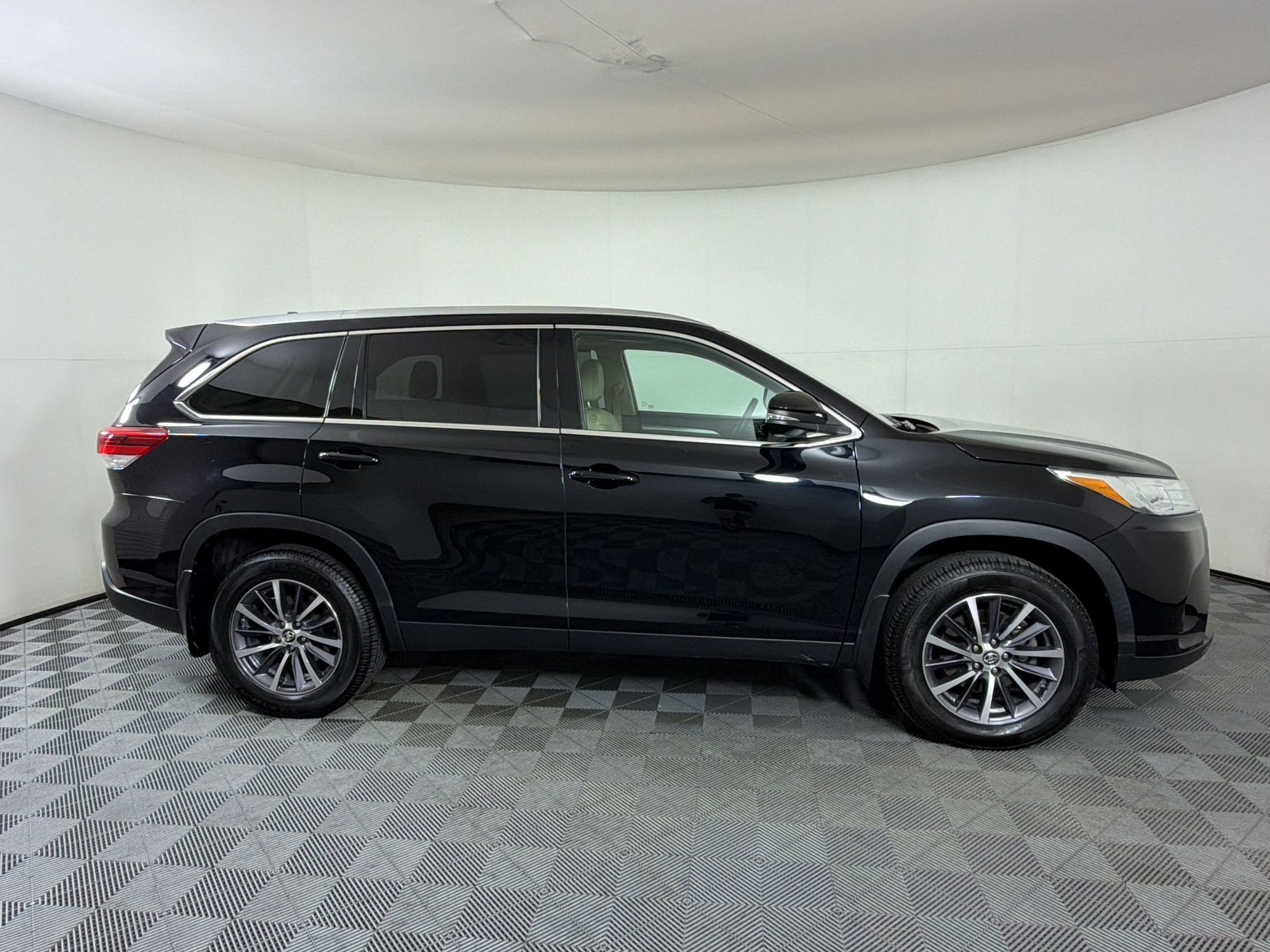 Used 2019 Toyota Highlander XLE AWD/4WD image 9