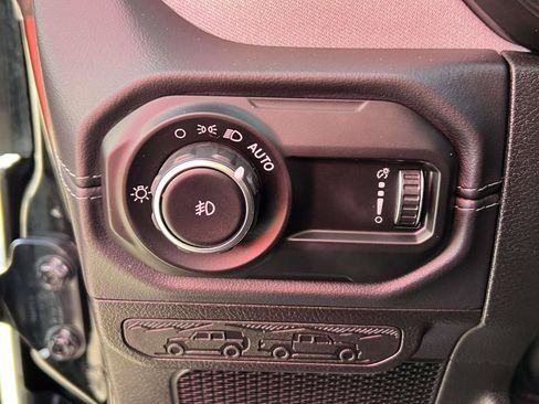 Used 2025 Jeep Wrangler Sahara image 20