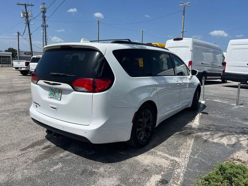 Used 2018 Chrysler Pacifica Touring Plus w/ S Appearance Package FWD image 3