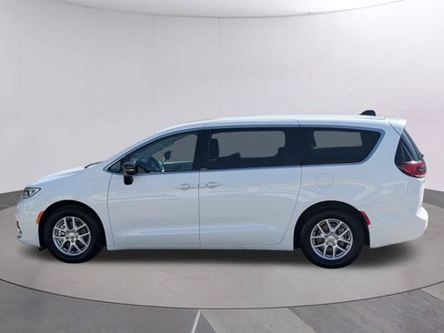 Used 2024 Chrysler Pacifica Touring-L FWD image 2