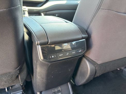 Used 2025 Toyota Highlander LE FWD image 24