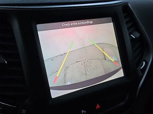 Used 2019 Jeep Cherokee Trailhawk image 29