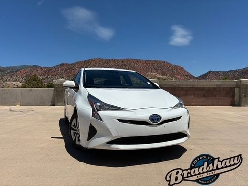 Used 2018 Toyota Prius Four Touring image 2