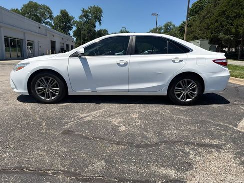 Used 2016 Toyota Camry SE w/ Moonroof Package FWD image 3