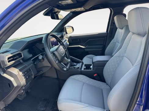 Certified 2025 Toyota Tacoma SR5 AWD/4WD image 9