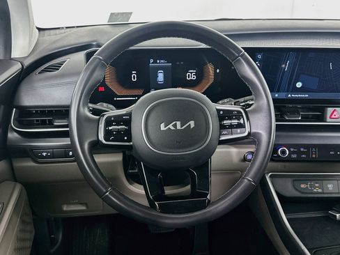 Used 2025 Kia Carnival FWD image 18