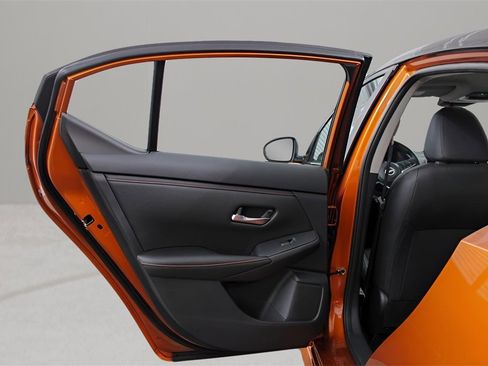 Used 2025 Nissan Sentra SR w/ SR Premium Package image 18