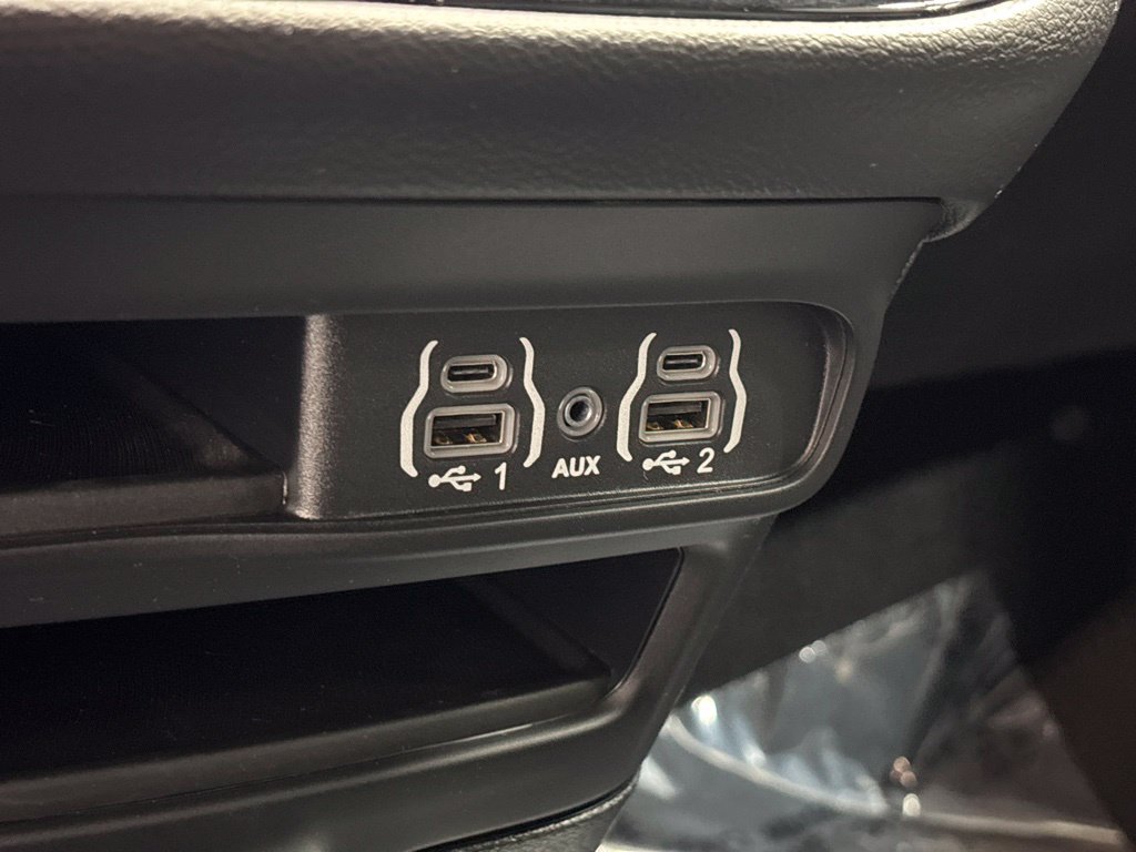 Used 2025 Chrysler Pacifica Select FWD image 26