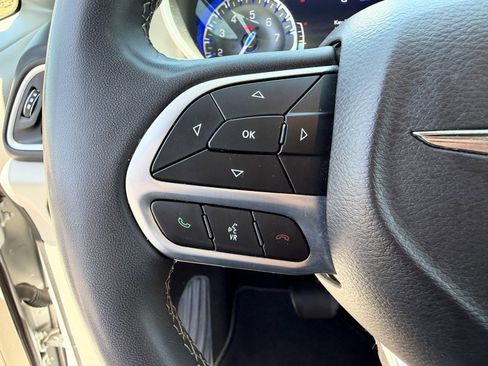Used 2024 Chrysler Pacifica Touring-L FWD image 17