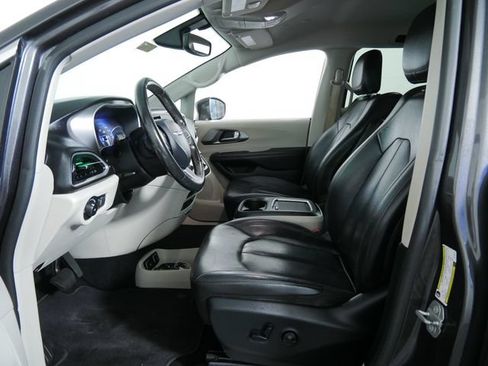 Used 2020 Chrysler Pacifica Touring-L Plus FWD image 18