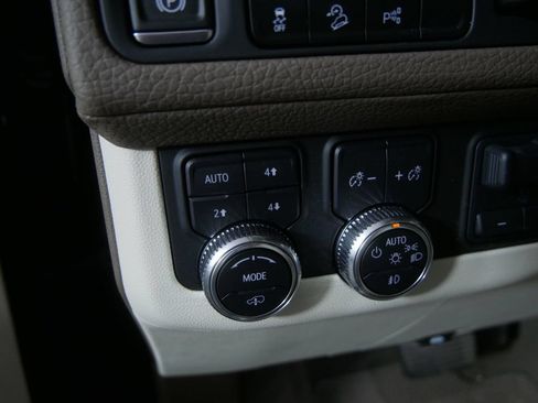 Used 2024 GMC Yukon Denali w/ Advanced Technology Package AWD/4WD image 17