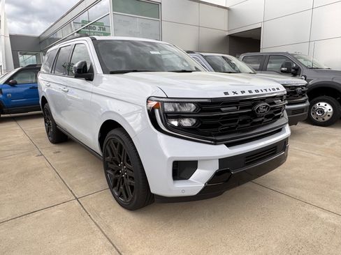 New 2026 Ford Expedition Platinum image 2