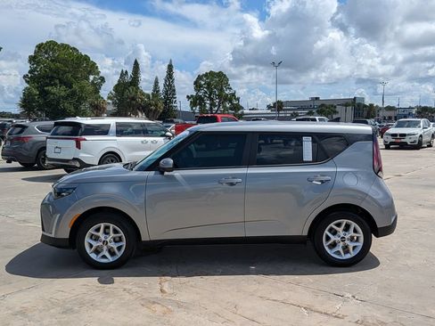 Certified 2025 Kia Soul LX w/ LX Technology Package FWD image 5