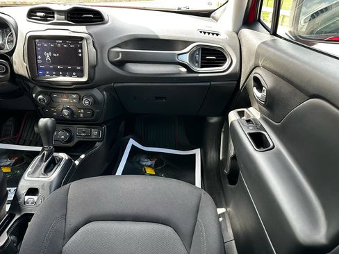 Used 2023 Jeep Renegade Latitude AWD/4WD image 30