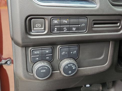 Used 2022 Chevrolet Tahoe Z71 w/ Luxury Package image 17