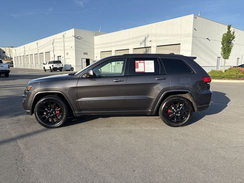 Used 2017 Jeep Grand Cherokee Altitude RWD image 6