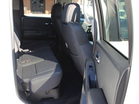 Used 2024 Nissan Frontier SV image 8