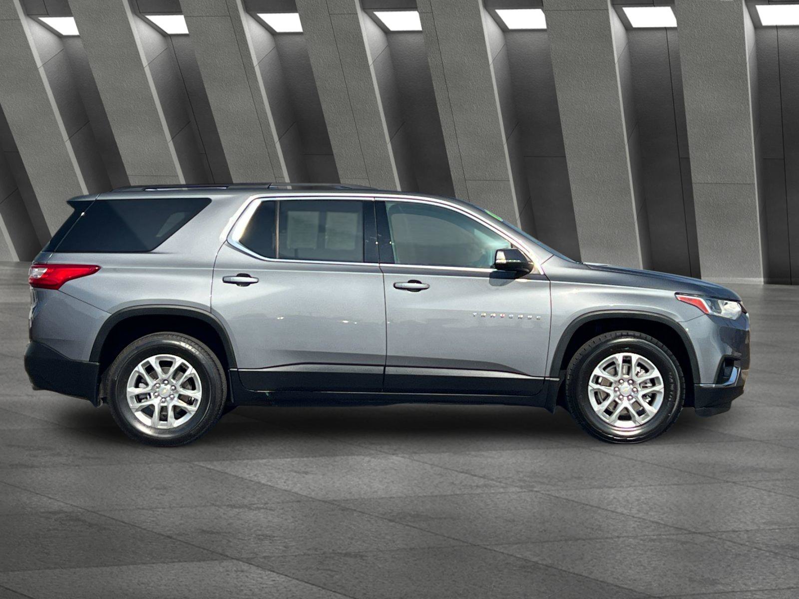 Used 2021 Chevrolet Traverse LT FWD image 3