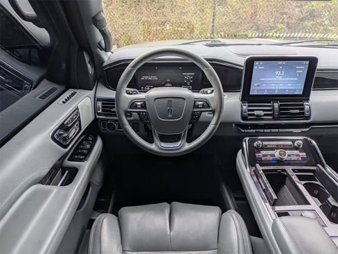 Used 2020 Lincoln Navigator Reserve w/ Luxury Package image 25