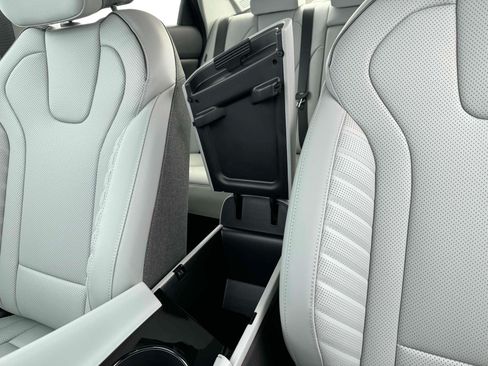 New 2025 Hyundai Elantra Limited FWD image 18