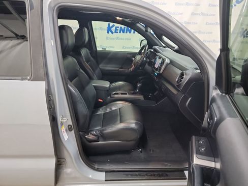 Used 2019 Toyota Tacoma TRD Off-Road image 12