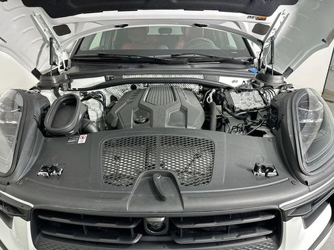 Used 2025 Porsche Macan image 33
