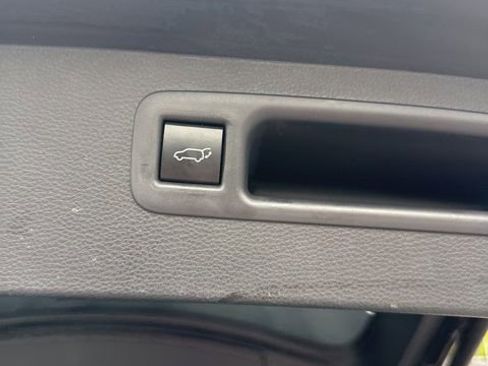 Used 2023 Toyota Highlander XLE AWD/4WD image 12