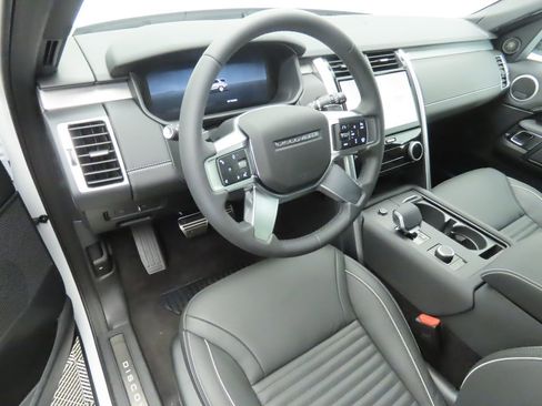 Used 2024 Land Rover Discovery Dynamic SE image 9