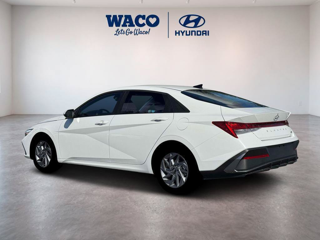 Used 2026 Hyundai Elantra Hybrid FWD image 4
