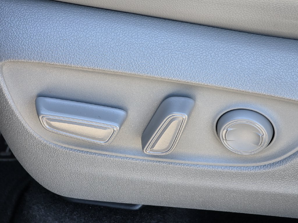 Used 2023 Toyota Highlander XLE FWD image 28