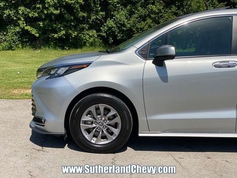 Used 2024 Toyota Sienna XLE AWD/4WD image 9