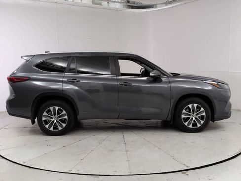 Used 2023 Toyota Highlander XLE image 7