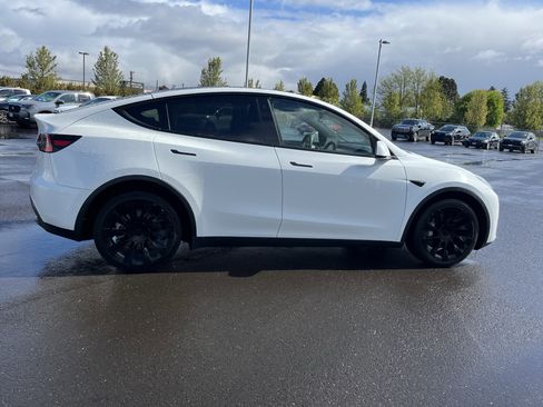 Used 2022 Tesla Model Y Long Range AWD/4WD image 6