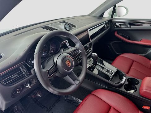 Certified 2026 Porsche Macan image 4