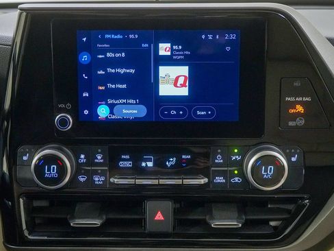Used 2024 Toyota Highlander XLE AWD/4WD image 28