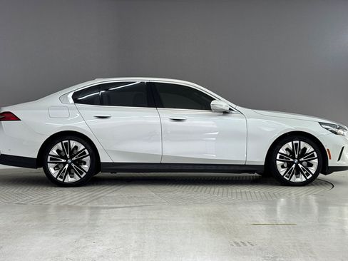 Certified 2024 BMW 530i w/ Convenience Package RWD image 8