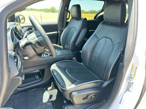Used 2026 Chrysler Pacifica Limited FWD image 11