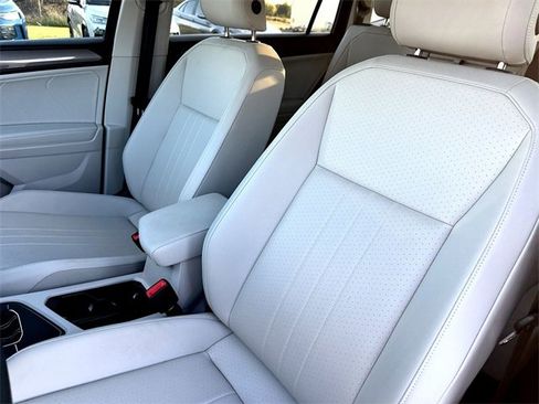 Certified 2023 Volkswagen Tiguan SE w/ Panoramic Sunroof Package image 13