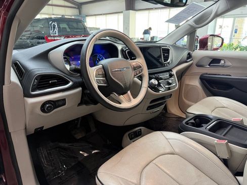 Used 2017 Chrysler Pacifica Platinum FWD image 18