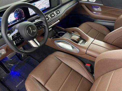 Used 2024 Mercedes-Benz GLS 450 4MATIC image 11