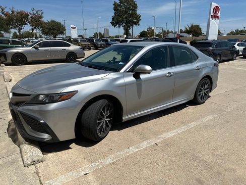 Used 2024 Toyota Camry SE FWD image 1