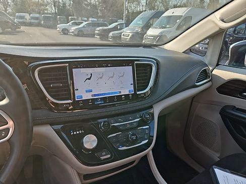 Used 2023 Chrysler Pacifica Limited image 20