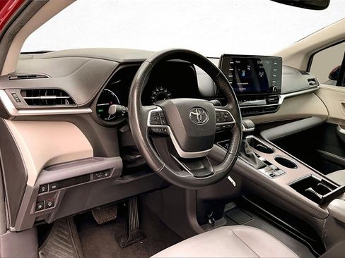 Certified 2024 Toyota Sienna XLE image 17