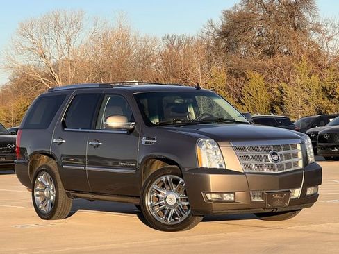 Used 2011 Cadillac Escalade Platinum image 2