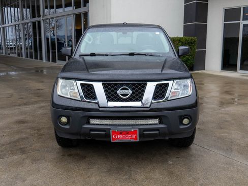 Used 2018 Nissan Frontier SV image 2