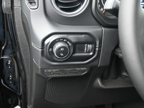 New 2025 Jeep Gladiator Sport image 19